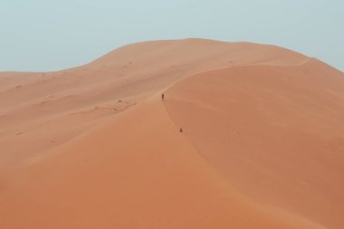 Sahra Çölü, Merzouga, Fas 'taki Erg Chebbi tepelerine tırmanan insanlar. Yüksek kalite fotoğraf