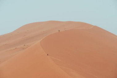 Sahra Çölü, Merzouga, Fas 'taki Erg Chebbi tepelerine tırmanan insanlar. Yüksek kalite fotoğraf