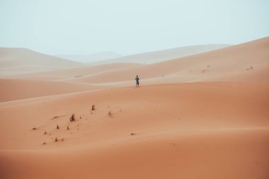 Sahra Çölü Merzouga, Fas 'ta dolaşan tesadüfi bir adam. Yüksek kalite fotoğraf