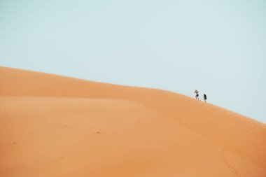 Sahra Çölü, Merzouga, Fas 'taki Erg Chebbi tepelerine tırmanan insanlar. Yüksek kalite fotoğraf