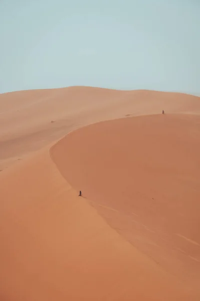 Personas Escalando Dunas Erg Chebbi Desierto Del Sahara Merzouga Marruecos — Foto de Stock