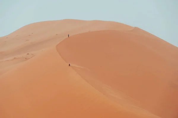 Άνθρωποι Σκαρφαλώνουν Θίνες Erg Chebbi Στην Έρημο Σαχάρα Merzouga Μαρόκο — Φωτογραφία Αρχείου