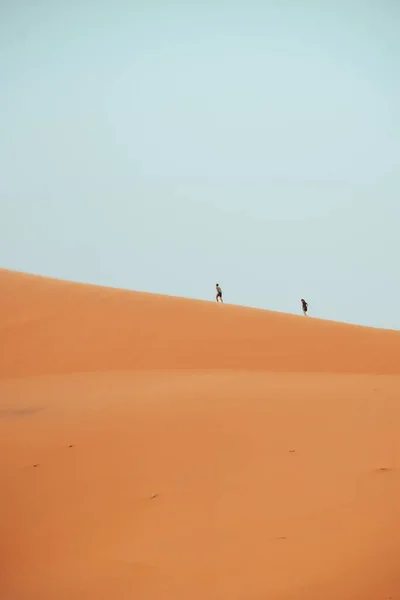 サハラ砂漠 メルツーガ モロッコのヒューマン チビ砂丘に登る人々 高品質の写真 — ストック写真