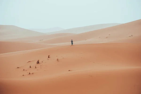 Incidentele Man Dwalend Door Sahara Woestijn Merzouga Marokko Hoge Kwaliteit — Stockfoto