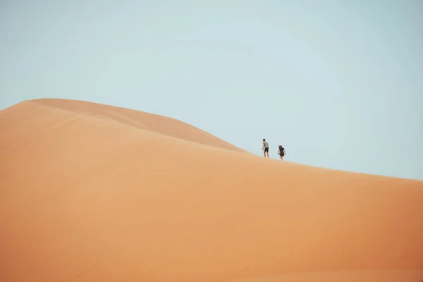 Menschen Besteigen Die Dünen Von Erg Chebbi Der Sahara Wüste — Stockfoto