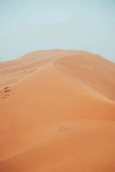 Pessoas Escalando Dunas Erg Chebbi Deserto Saara Merzouga Marrocos Foto — Fotografia de Stock