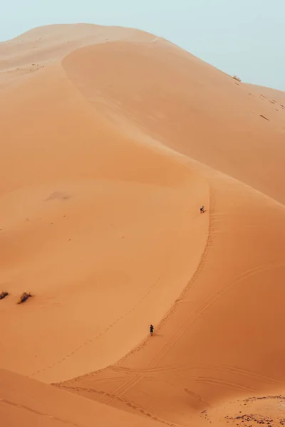 Люди Карабкаются Дюнам Эрг Чебби Пустыне Сахара Мерзуга Марокко Высокое — стоковое фото