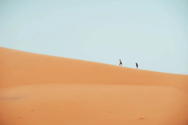 Mensen Klimmen Erg Chebbi Duinen Sahara Woestijn Merzouga Marokko Hoge — Stockfoto