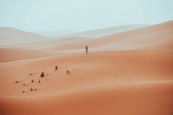 Incidental Man Wandering Sahara Desert Merzouga Morocco High Quality Photo — Stock Photo, Image