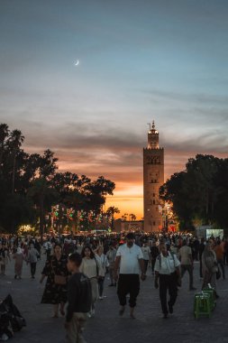 Koutoubia Camii, Marakeş, Fas, gece güneş batarken ay ışığı. Yüksek kalite fotoğraf