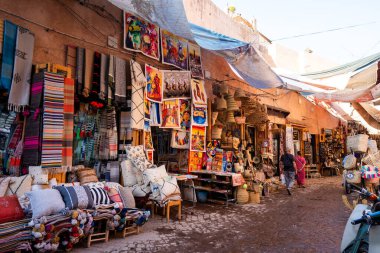 Marakeş, Fas 'ta turistler ve diğer insanlarla bir Medine' de günlük hayat. Yüksek kalite fotoğraf