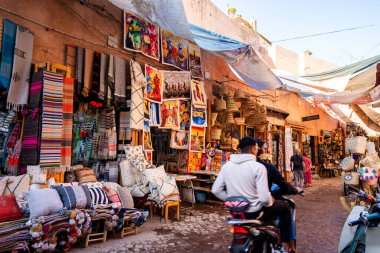 Marakeş, Fas 'ta turistler ve diğer insanlarla bir Medine' de günlük hayat. Yüksek kalite fotoğraf