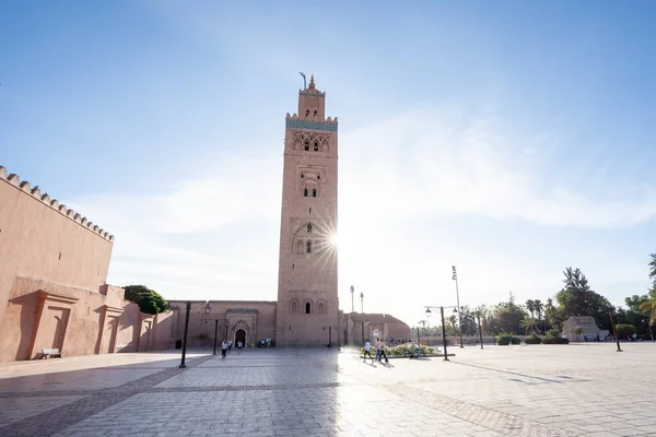明るい晴れた日の間 モロッコ マラケシュ クートゥビアモスク 高品質の写真 — ストック写真