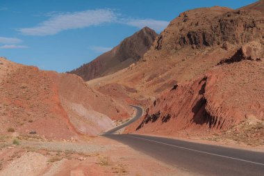 Gün batımında Dades Gorge Fas 'taki dağların arasından tek bir yol. Yüksek kalite fotoğraf