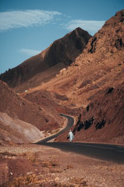 Gün batımında Dades Gorge Fas 'ta tek bir yol var. Yüksek kalite fotoğraf