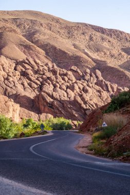 Gün batımında Dades Gorge Fas 'taki dağların arasından tek bir yol. Yüksek kalite fotoğraf