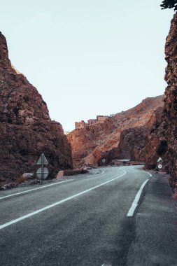 Dades Vadisi 'nden geçen yollar, Fas' taki Atlas Dağları. Yüksek kalite fotoğraf