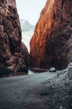 Dades Gorge Vadisi Kanyonu 'ndan geçen dar yol, Fas' taki Atlas Dağları. Yüksek kalite fotoğraf