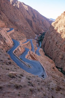 Dades Vadisi 'nden geçen yollar, Fas' taki Atlas Dağları. Yüksek kalite fotoğraf