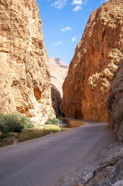 Dades Gorge Vadisi Kanyonu 'ndan geçen dar yol, Fas' taki Atlas Dağları. Yüksek kalite fotoğraf