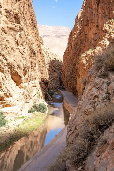 Dades Gorge Vadisi Kanyonu 'ndan geçen dar yol, Fas' taki Atlas Dağları. Yüksek kalite fotoğraf
