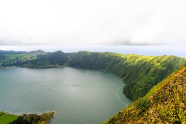 Azores Sao Miguel Portugal 'daki Sete Cidades krater gölü görüş açısı. Yüksek kalite fotoğraf