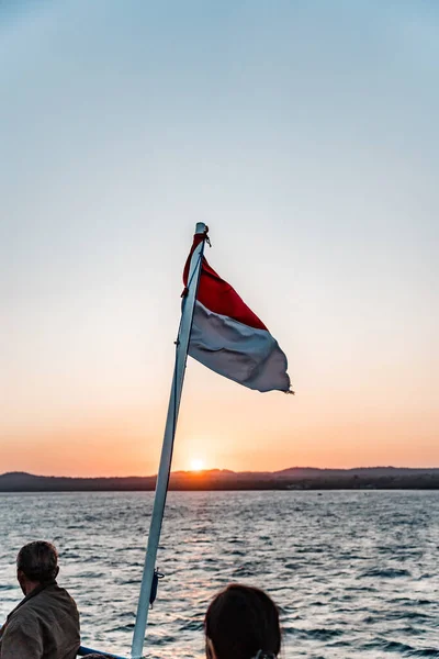 从印度尼西亚东努沙登加拉Kupang East Nusa Tenggara悬挂印度尼西亚国旗的渡口观看 高质量的照片 免版税图库图片