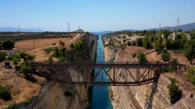 Yunanistan 'daki Korint Kanalı' nın havadan görünüşü, dar, mavi sular, köprü ve deniz. Yüksek kalite 4k görüntü