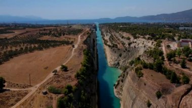 Yunanistan 'daki Korint Kanalı' nın havadan görünüşü, dar, mavi sular, köprü ve deniz. Yüksek kalite 4k görüntü