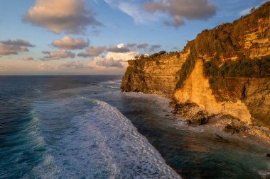 Uluwatu Tapınağı ve Endonezya, Bali 'deki Batu Jaran yakınlarındaki kayalık kıyıları ve okyanus. Yüksek kalite fotoğraf