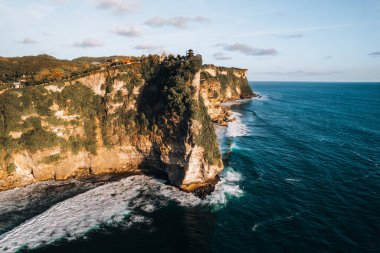 Endonezya, Bali 'deki Uluwatu tapınağının, turistin ve seyahat alanının havadan çekilmiş fotoğrafı. Yüksek kalite fotoğraf