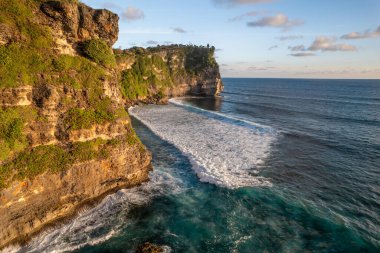 Uluwatu Tapınağı ve Endonezya, Bali 'deki Batu Jaran yakınlarındaki kayalık kıyıları ve okyanus. Yüksek kalite fotoğraf