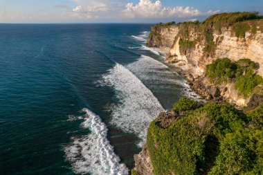 Uluwatu Tapınağı ve Endonezya, Bali 'deki Batu Jaran yakınlarındaki kayalık kıyıları ve okyanus. Yüksek kalite fotoğraf