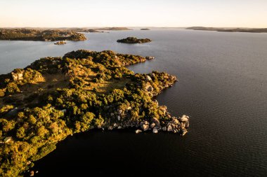 Victoria Gölü, Mwanza, Kayalar Şehri, Tanzanya 'da gün batımında çekilen insansız hava aracı fotoğrafı. Yüksek kalite fotoğraf