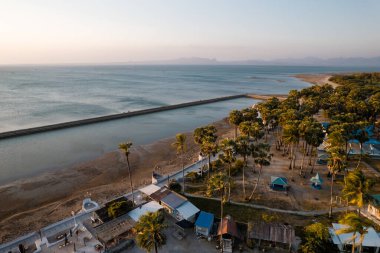 Lasiana Sahili 'nin havadan görünüşü ve Kupang, Doğu Nusa Tenggara, Endonezya' daki pirinç tarlaları. Yüksek kalite fotoğraf