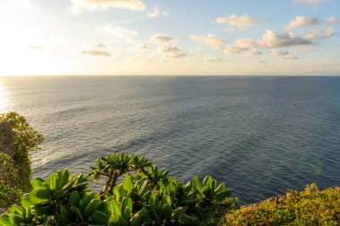 Uluwatu Tapınağı ve Endonezya, Bali 'deki Batu Jaran yakınlarındaki kayalık kıyıları ve okyanus. Yüksek kalite fotoğraf