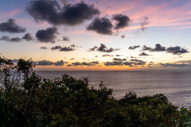 Uluwatu Tapınağı ve Endonezya, Bali 'deki Batu Jaran yakınlarındaki kayalık kıyıları ve okyanus. Yüksek kalite fotoğraf