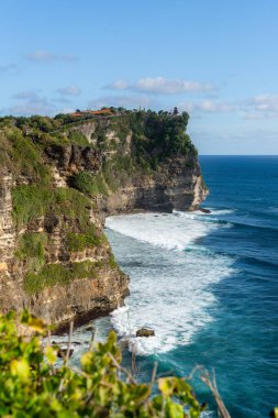 Uluwatu Tapınağı ve Endonezya, Bali 'deki Batu Jaran yakınlarındaki kayalık kıyıları ve okyanus. Yüksek kalite fotoğraf