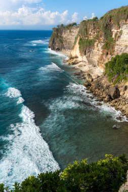 Uluwatu Tapınağı ve Endonezya, Bali 'deki Batu Jaran yakınlarındaki kayalık kıyıları ve okyanus. Yüksek kalite fotoğraf