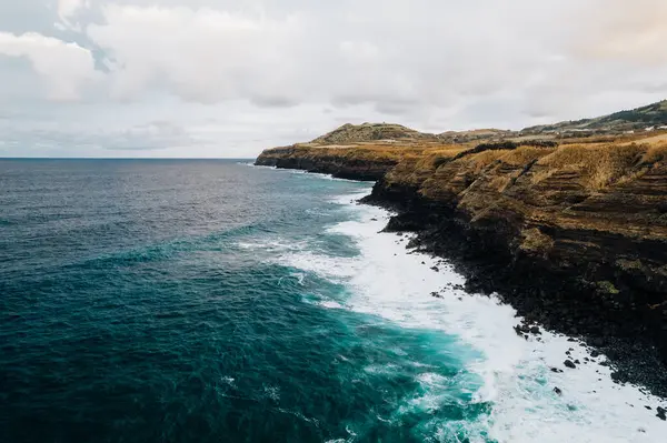 Azores Sao Miguel Portekiz 'deki kıyı şeridi ve okyanusun havadan çekilmiş fotoğrafı. Yüksek kalite fotoğraf