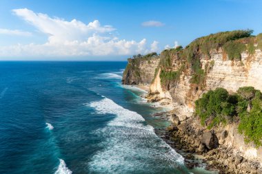 Uluwatu Tapınağı ve Endonezya, Bali 'deki Batu Jaran yakınlarındaki kayalık kıyıları ve okyanus. Yüksek kalite fotoğraf