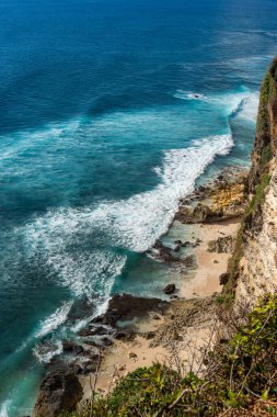Uluwatu Tapınağı ve Endonezya, Bali 'deki Batu Jaran yakınlarındaki kayalık kıyıları ve okyanus. Yüksek kalite fotoğraf