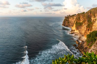Uluwatu Tapınağı ve Endonezya, Bali 'deki Batu Jaran yakınlarındaki kayalık kıyıları ve okyanus. Yüksek kalite fotoğraf