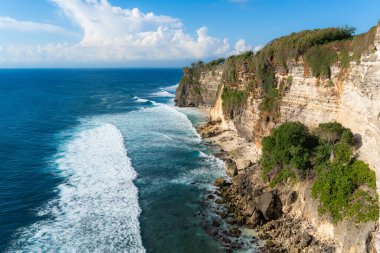 Uluwatu Tapınağı ve Endonezya, Bali 'deki Batu Jaran yakınlarındaki kayalık kıyıları ve okyanus. Yüksek kalite fotoğraf