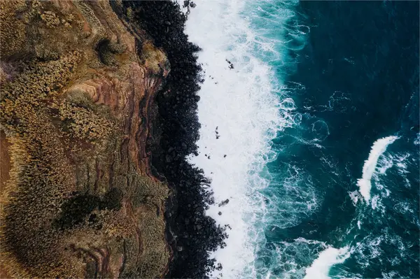 Azores Sao Miguel Portekiz 'deki kıyı şeridi ve okyanusun havadan çekilmiş fotoğrafı. Yüksek kalite fotoğraf