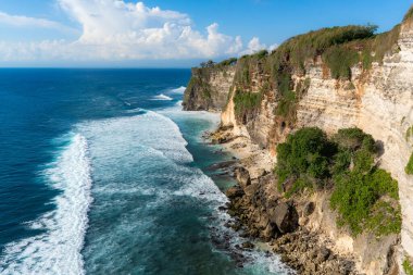 Uluwatu Tapınağı ve Endonezya, Bali 'deki Batu Jaran yakınlarındaki kayalık kıyıları ve okyanus. Yüksek kalite fotoğraf