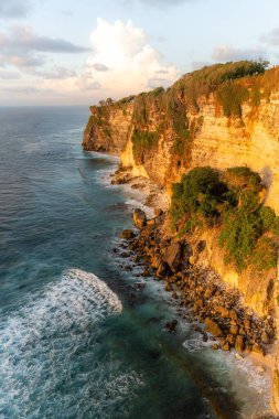 Uluwatu Tapınağı ve Endonezya, Bali 'deki Batu Jaran yakınlarındaki kayalık kıyıları ve okyanus. Yüksek kalite fotoğraf