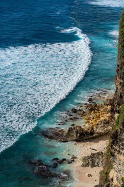 Uluwatu Tapınağı ve Endonezya, Bali 'deki Batu Jaran yakınlarındaki kayalık kıyıları ve okyanus. Yüksek kalite fotoğraf