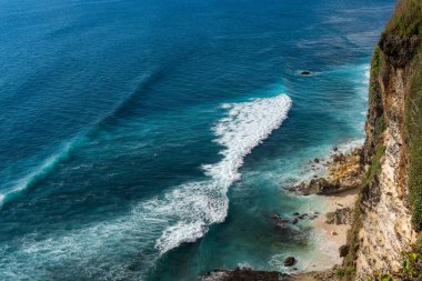 Endonezya, Bali 'deki Uluwatu tapınağı yakınlarında okyanusa düşen dalgaların tepesi. Yüksek kalite fotoğraf