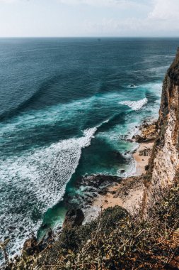 Uluwatu Tapınağı ve Endonezya, Bali 'deki Batu Jaran yakınlarındaki kayalık kıyıları ve okyanus. Yüksek kalite fotoğraf